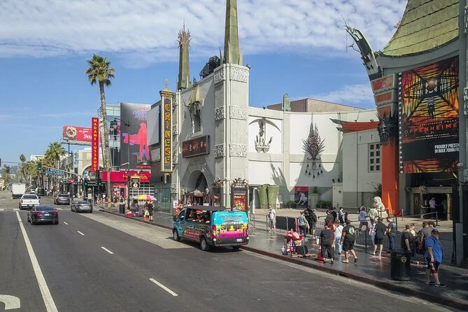 Le Chinese Theatre et Hollywood Boulevard avec des palmiers