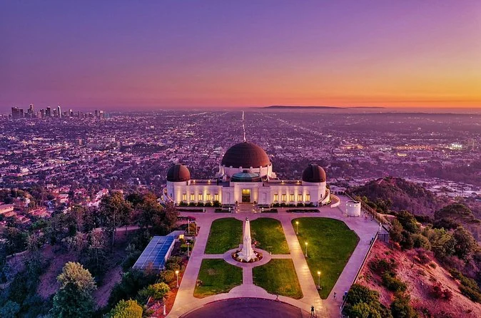 Luftaufnahme des Griffith Observatory über Los Angeles in der Abenddämmerung