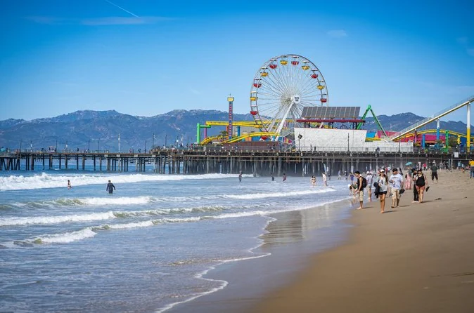 Der Santa Monica Pier mit Riesenrad, vom Strand aus gesehen