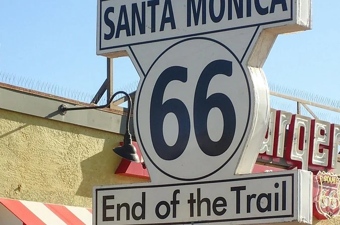 Das Route-66-Schild "End of the Trail" in Santa Monica