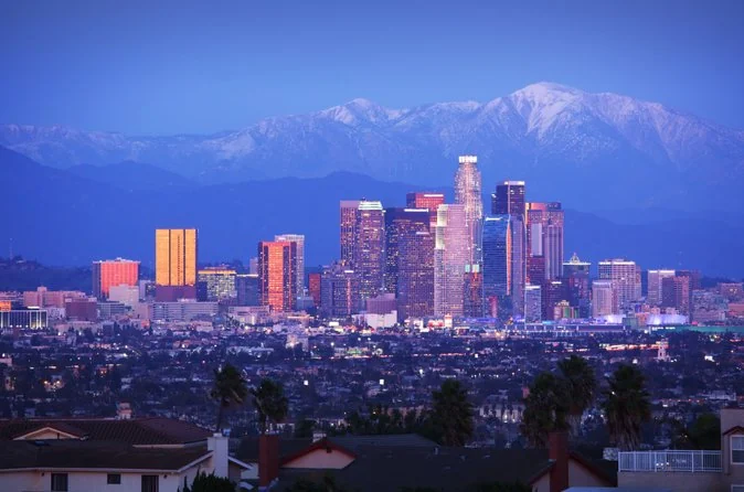 El horizonte del centro de Los Ángeles al atardecer con montañas detrás